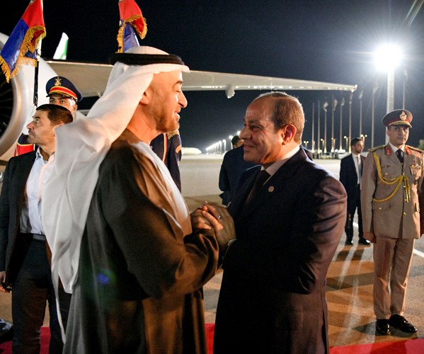 الرئيس السيسي يستقبل الشيخ محمد بن زايد في مطار العلمين
