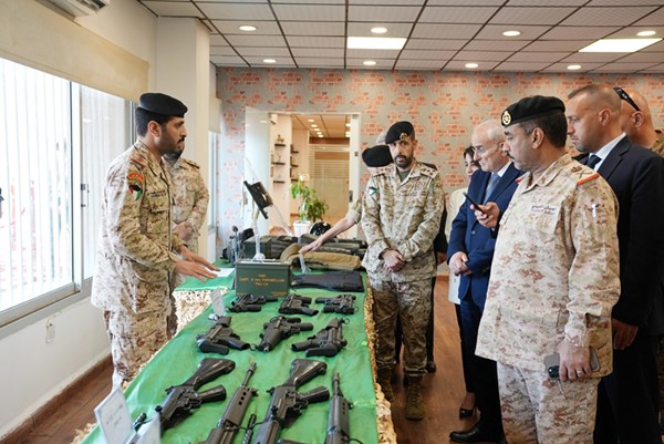 وزير الدفاع الوطني اللبناني اللواء طيار ميشال منسى خلال زيارة هيئة الإمداد والتموين