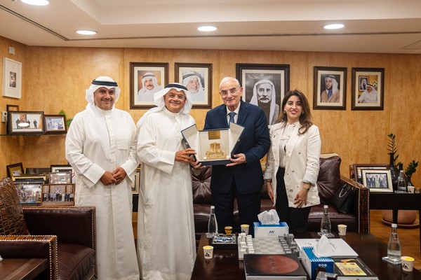  فيصل علي المطوع رئيس مجلس الإدارة والرئيس التنفيذي لشركة علي عبدالوهاب المطوع خلال اللقاء مع وزير الدفاع الوطني في الجمهورية اللبنانية اللواء الركن الطيار ميشال منسى بحضور نائب الرئيس التنفيذي خالد فيصل المطوع والقائم بأعمال السفارة اللبنانية في الكويت ميا العضم