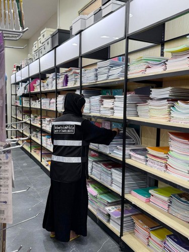 «التجارة» تلاحق المخالفين في «الأحمدي» قبيل موسم المدارس