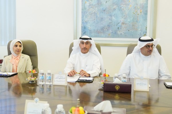 وزير الكهرباء والماء والطاقة المتجددة ووزير المالية ووزير الدولة للشؤون الاقتصادية والاستثمار بالوكالة د.صبيح المخيزيم ورئيس إدارة الفتوى والتشريع المستشار صلاح الماجد وأنوار الداهش