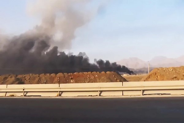 صورة أرشيفية لدخان متصاعد من الانفجارات في موقع نطنز بعد الهجوم الإسرائيلي الأخير على إيران