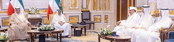 صاحب السمو الأمير الشيخ مشعل الأحمد مستقبلا بحضور سمو ولي العهد الشيخ صباح الخالد وزير شؤون الديوان الأميري الشيخ حمد جابر العلي ورئيس ديوان سمو ولي العهد الشيخ ثامر جابر الأحمد ووكيل الديوان الأميري الشيخ عبدالعزيز مشعل المبارك