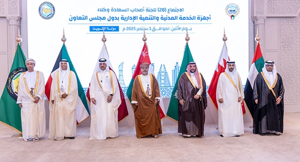 رئيس ديوان الخدمة المدنية د.عصام الربيعان والأمين العام المساعد للشؤون الاقتصادية والتنموية في الأمانة العامة لمجلس التعاون لدول الخليج العربية خالد السنيدي مع المشاركين في الاجتماع
