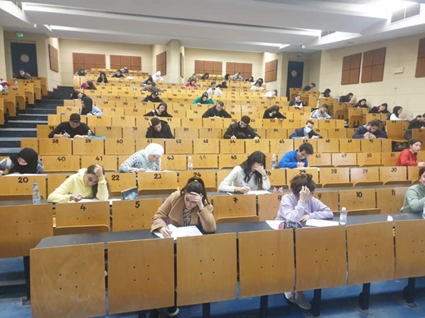 طلبة في احدى قاعات الجامعة اللبنانية (محمود الطويل)
