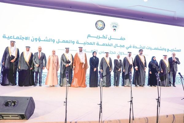 الأمين العام لمجلس التعاون لدول الخليج العربية جاسم البديوي ووزيرة الشؤون الاجتماعية وشؤون الأسرة والطفولة د.أمثال الحويلة ورئيس ديوان الخدمة المدنية د.عصام الربيعان مع عدد من المكرمين