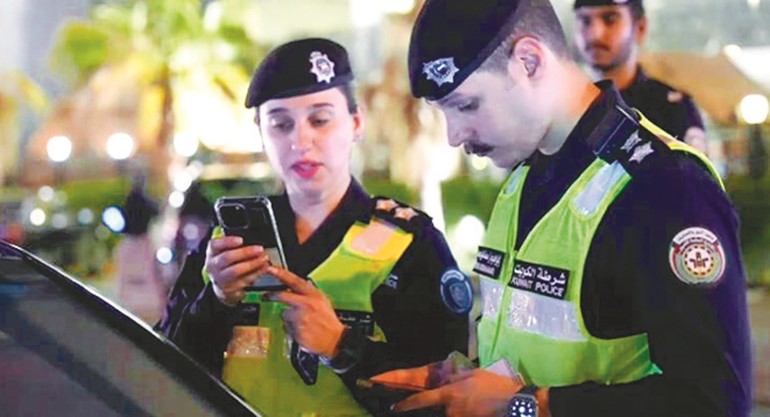 عناصر من الشرطة النسائية شاركت إلى جوار رجال الأمن في الحملة الموسعة