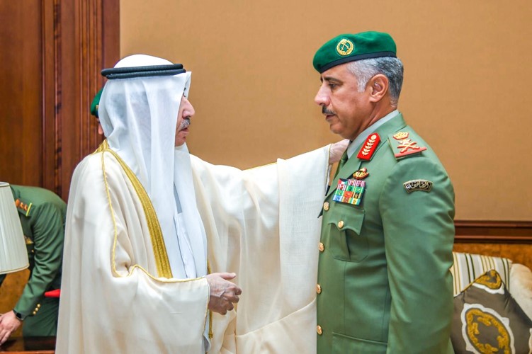 رئيس الحرس الوطني الشيخ مبارك الحمود يقلد اللواء الركن حمد البرجس رتبة فريق بعد صدور المرسوم الأميري بتعيينه وكيلا للحرس الوطني