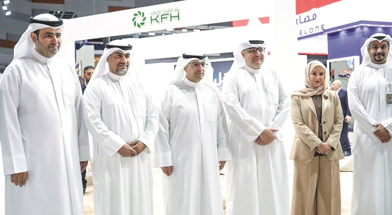 وزير الدولة لشؤون البلدية ووزير الدولة لشؤون الإسكان عبداللطيف المشاري خلال زيارته جناح بيت التمويل