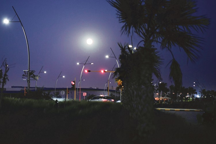 لحظة اكتمال القمر