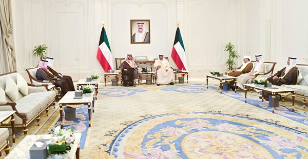 سمو ولي العهد الشيخ صباح الخالد مستقبلا صاحب السمو الملكي الأمير تركي بن محمد بن فهد بن عبدالعزيز آل سعود وزير الدولة عضو مجلس الوزراء بالمملكة العربية السعودية بحضور وزير شؤون الديوان الأميري الشيخ حمد جابر العلي ورئيس ديوان سمو ولي العهد الشيخ ثامر الجابر والسفير السعودي سمو الأمير سلطان بن سعد