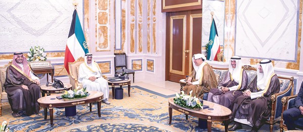 صاحب السمو الأمير الشيخ مشعل الأحمد مستقبلا صاحب السمو الملكي الأمير تركي بن محمد بن فهد بن عبدالعزيز آل سعود وزير الدولة عضو مجلس الوزراء بالمملكة العربية السعودية بحضور وزير شؤون الديوان الأميري الشيخ حمد جابر العلي ومدير مكتب صاحب السمو الأمير الفريق م. جمال الذياب ووكيل الديوان الأميري الشيخ عبدالعزيز مشعل المبارك
