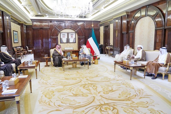 رئيس مجلس الوزراء سمو الشيخ أحمد العبدالله مستقبلا صاحب السمو الملكي الأمير تركي بن محمد بن فهد بن عبدالعزيز آل سعود وزير الدولة عضو مجلس الوزراء بالمملكة العربية السعودية بحضور النائب الأول لرئيس مجلس الوزراء ووزير الداخلية الشيخ فهد اليوسف ووزير شؤون الديوان الأميري الشيخ حمد جابر العلي ورئيس ديوان رئيس مجلس الوزراء عبدالعزيز الدخيل والسفير السعودي سمو الأمير سلطان بن سعد
