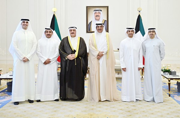 سمو ولي العهد الشيخ صباح الخالد مستقبلا وزير الصحة د.أحمد العوضي والفريق الطبي المتخصص للإنجاز الطبي العالمي الجديد في إجراء عشر عمليات جراحية روبوتية عن بعد