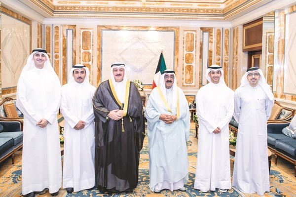  صاحب السمو الأمير الشيخ مشعل الأحمد مستقبلا وزير الصحة د.أحمد العوضي والفريق الطبي المتخصص في إجراء عمليات جراحية روبوتية عن بعد