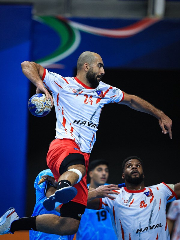  لاعب الكويت محمد عامر يصوب على مرمى السالمية