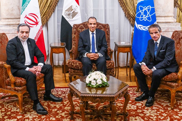 وزير الخارجية المصري متوسطا نظيره الإيراني عباس عراقجي ومدير الوكالة الدولية للطاقة الذرية رافايل غروسي (أ.ف.پ)