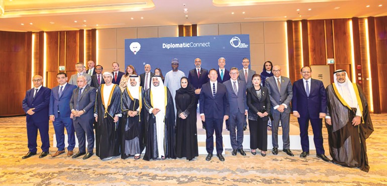 سفيرنا لدى المملكة العربية السعودية الشيخ صباح ناصر الصباح مع المشاركين في النسخة الخامسة من فعالية ديبلوماسية التعاون الرقمي
