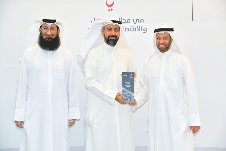 د.عبدالعزيز القصار وفواز الكليب خلال تكريم د.خالد العتيبي