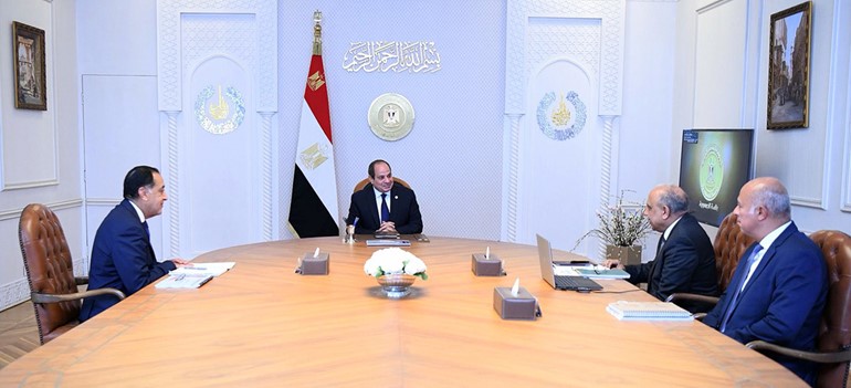 الرئيس عبدالفتاح السيسي خلال اجتماعه مع د.مصطفى مدبولي رئيس الوزراء وم.محمود عصمت وزير الكهرباء والطاقة المتجددة
