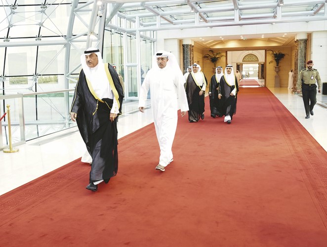 ممثل صاحب السمو الأمير الشيخ مشعل الأحمد سمو ولي العهد الشيخ صباح الخالد لدى مغادرته إلى قطر في زيارة أخوية ويبدو وزير شؤون الديوان الأميري الشيخ حمد جابر العلي ورئيس ديوان سمو ولي العهد الشيخ ثامر الجابر