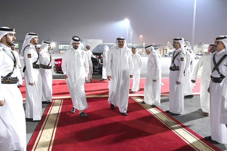 ممثل صاحب السمو الأمير الشيخ مشعل الأحمد سمو ولي العهد الشيخ صباح الخالد لدى مغادرته قطر وفي وداعه سمو نائب الأمير الشيخ عبدالله بن حمد آل ثاني نائب أمير قطر