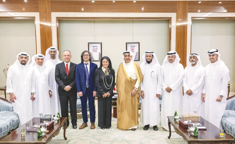 وزير شؤون الديوان الأميري الشيخ حمد جابر العلي مستقبلا أعضاء النادي الكويتي الرياضي للصم