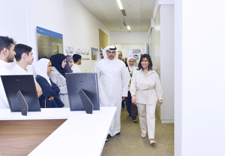 مديرة جامعة الكويت تتابع عملية «الباي فورس»