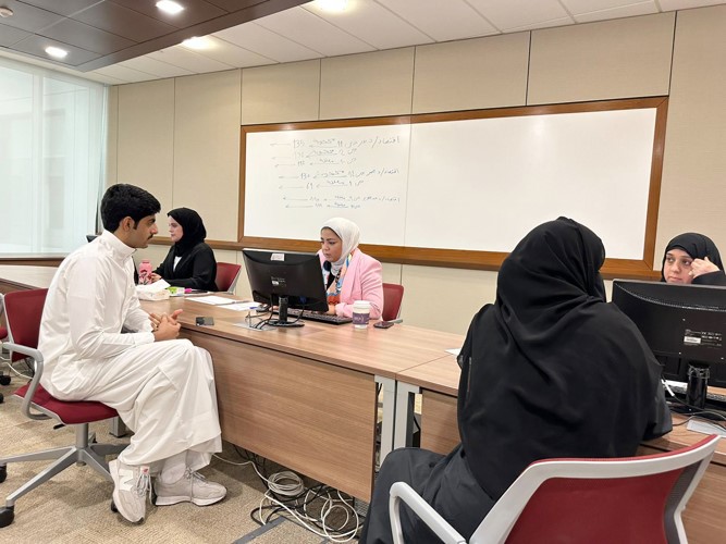 مديرة جامعة الكويت تتابع عملية «الباي فورس»