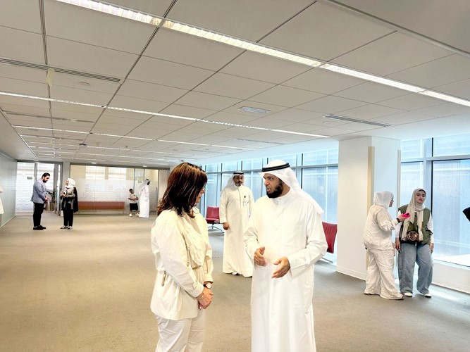 مديرة جامعة الكويت تتابع عملية «الباي فورس»