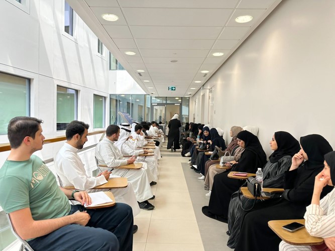 مديرة جامعة الكويت تتابع عملية «الباي فورس»