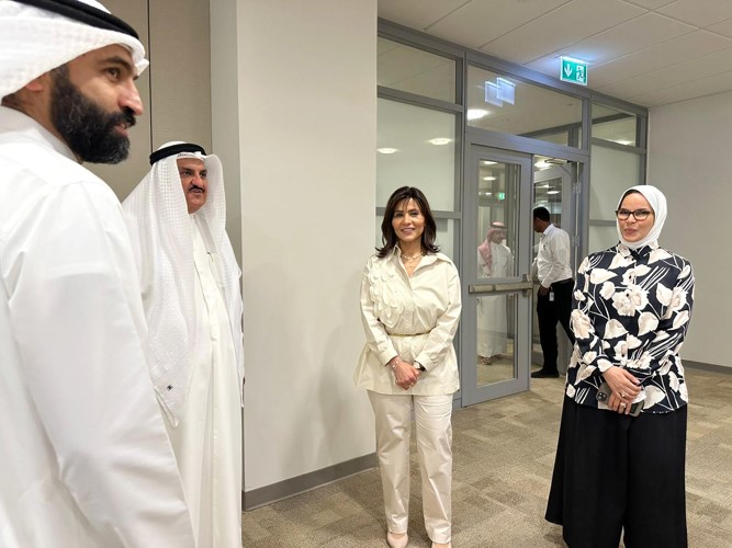 مديرة جامعة الكويت تتابع عملية «الباي فورس»