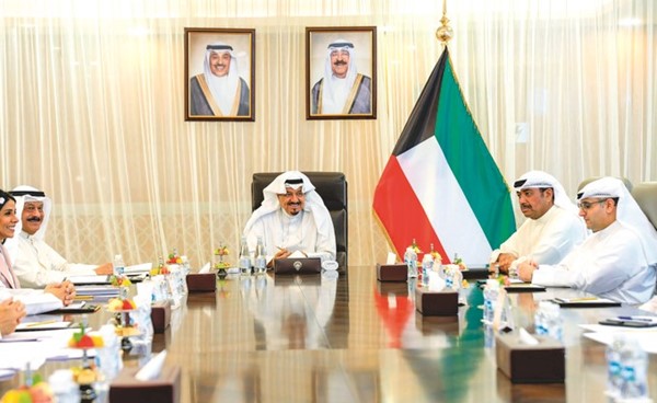 سمو الشيخ أحمد العبدالله رئيس مجلس الوزراء مترئسا اجتماع تنفيذ الاتفاقيات مع الصين بحضور رئيس ديوان رئيس مجلس الوزراء عبدالعزيز الدخيل ووزير الدفاع الشيخ عبدالله العلي ووزيرة الأشغال العامة ووزيرة الكهرباء والماء والطاقة المتجددة بالإنابة د.نورة المشعان ووزير الدولة لشؤون البلدية ووزير الدولة لشؤون الإسكان عبداللطيف المشاري