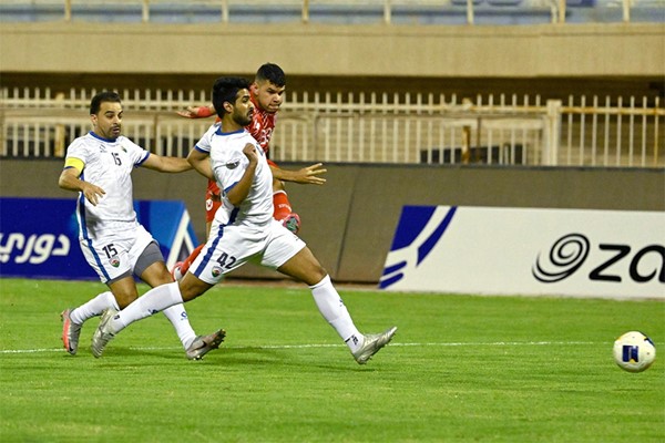  مهاجم الفحيحيل فيتور داسيلفا يسدد على مرمى الجهراء