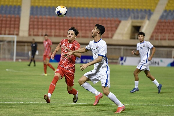   كرة مشتركة بين لاعب الفحيحيل همام محمود ولاعب الجهراء فهد زويد