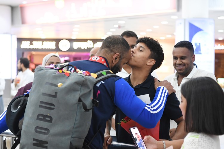 قبلات الأهل للبطل محمد الناصر