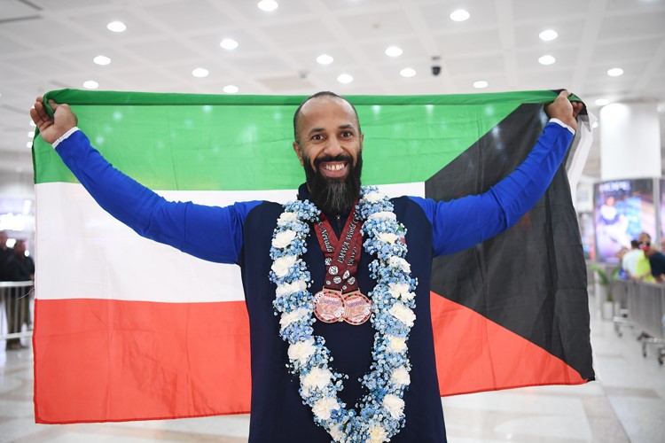البطل محمد الناصر رافعا علم الكويت عقب العودة إلى البلاد