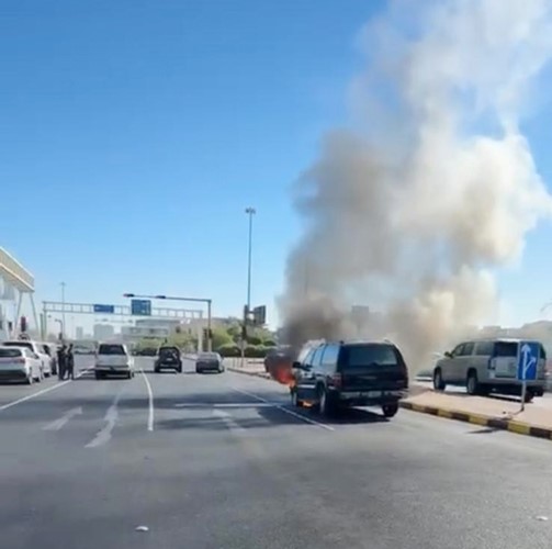 حريق المركبة خلف سحبا دخانية في سماء منطقة الرقعي