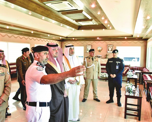 وزير الداخلية في المملكة العربية السعودية صاحب السمو الملكي الأمير عبدالعزيز بن سعود بن نايف والنائب الأول لرئيس مجلس الوزراء ووزير الداخلية الشيخ فهد اليوسف يستمعان إلى شرح من مدير عام الإدارة العامة لخفر السواحل العميد الركن بحري الشيخ مبارك علي اليوسف حول التقنيات الحديثة المستخدمة