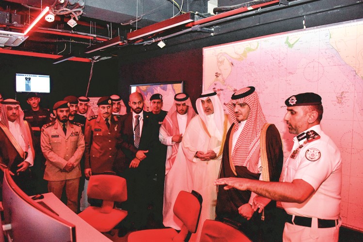 وزير الداخلية في المملكة العربية السعودية صاحب السمو الملكي الأمير عبدالعزيز بن سعود بن نايف والنائب الأول لرئيس مجلس الوزراء ووزير الداخلية الشيخ فهد اليوسف ومدير عام الإدارة العامة لخفر السواحل العميد الركن بحري الشيخ مبارك علي اليوسف خلال الجولة
