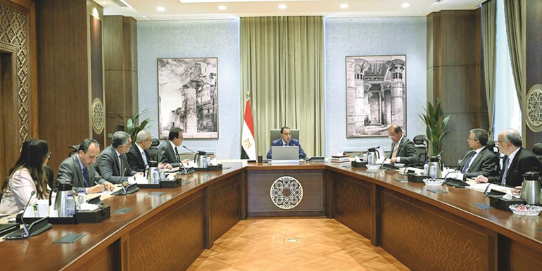 جانب من اجتماع رئيس مجلس الوزراء د. مصطفى مدبولي مع أحمد كجوك وزير المالية وحسام هيبة الرئيس التنفيذي للهيئة العامة للاستثمار والمناطق الحرة وعدد من المسؤولين المعنيين