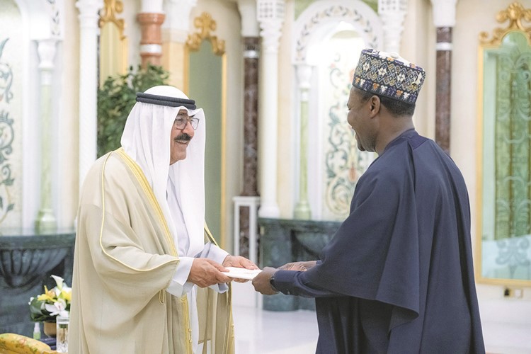 صاحب السمو الأمير الشيخ مشعل الأحمد يتسلم أوراق اعتماد السفير باديرو أغيمون سفيرا لجمهورية بنين