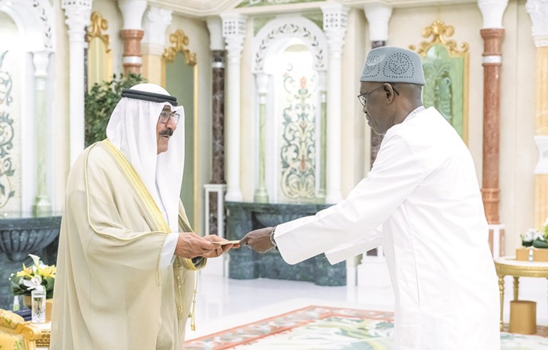 صاحب السمو الأمير الشيخ مشعل الأحمد يتسلم أوراق اعتماد السفير حسن سوغو سفيرا للسنغال