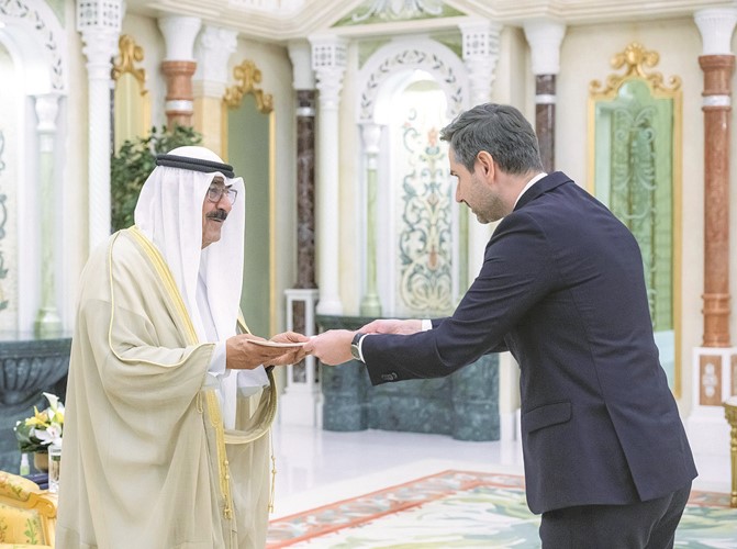 صاحب السمو الأمير الشيخ مشعل الأحمد يتسلم أوراق اعتماد السفير ميشال جوليوا سفيرا لجمهورية پولندا