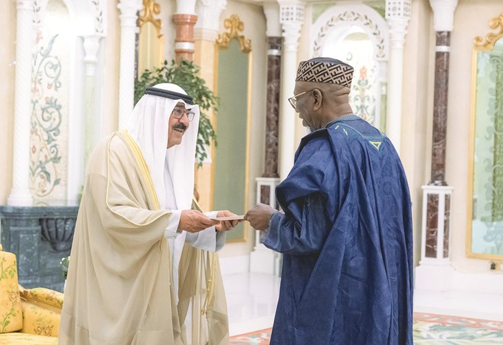صاحب السمو الأمير الشيخ مشعل الأحمد يتسلم أوراق اعتماد السفير د.براهيما دياكيتي كابا سفيرا لجمهورية ليبيريا