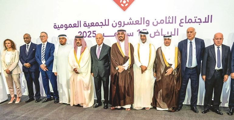 صاحب السمو الملكي الأمير عبدالعزيز بن تركي الفيصل يتوسط أعضاء الجمعية العمومية لاتحاد الكرة العربي
