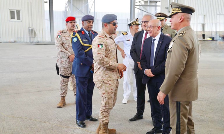 وزير الدفاع التونسي زار قاعدة عبدالله المبارك الجوية