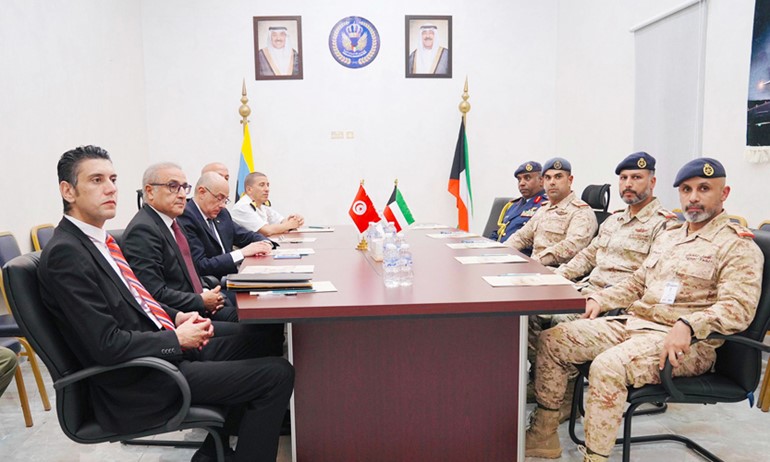 وزير الدفاع التونسي زار قاعدة عبدالله المبارك الجوية