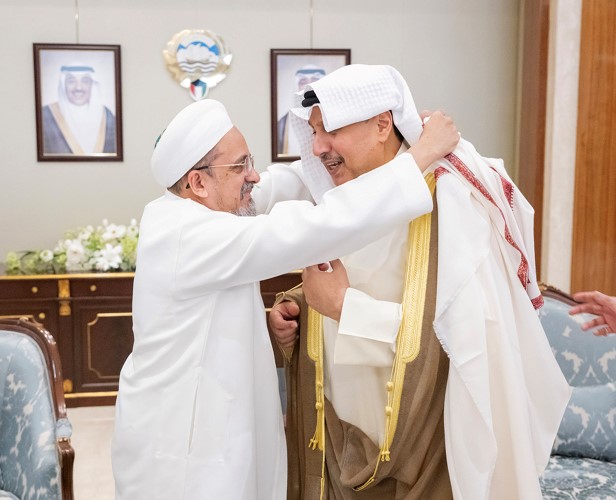 وزير شؤون الديوان الأميري الشيخ حمد جابر العلي مستقبلا ممثل سلطان البهرة تميم حسام الدين