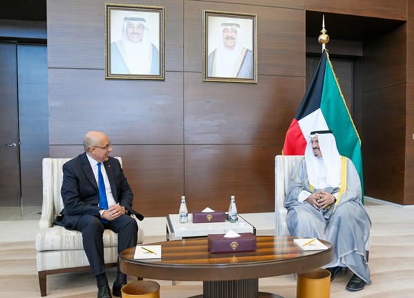 سمو الشيخ أحمد العبدالله رئيس مجلس الوزراء مستقبلا وزير الدفاع الوطني  بجمهورية تونس خالد السهيلي